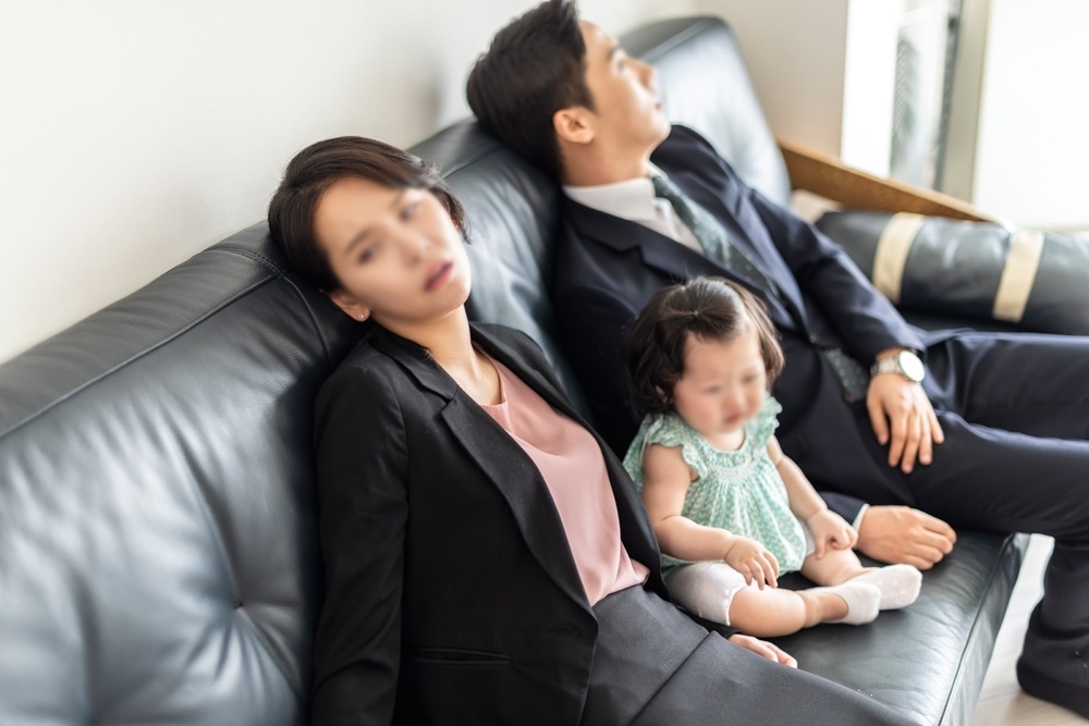 맞벌이 부부인 남편이 자신의 연봉이 더 높다는 이유로 아내가 집안일을 더 해야한다고 주장하는 글이 올라와 논란이 일고 있다. 아이클릭아트 자료사진