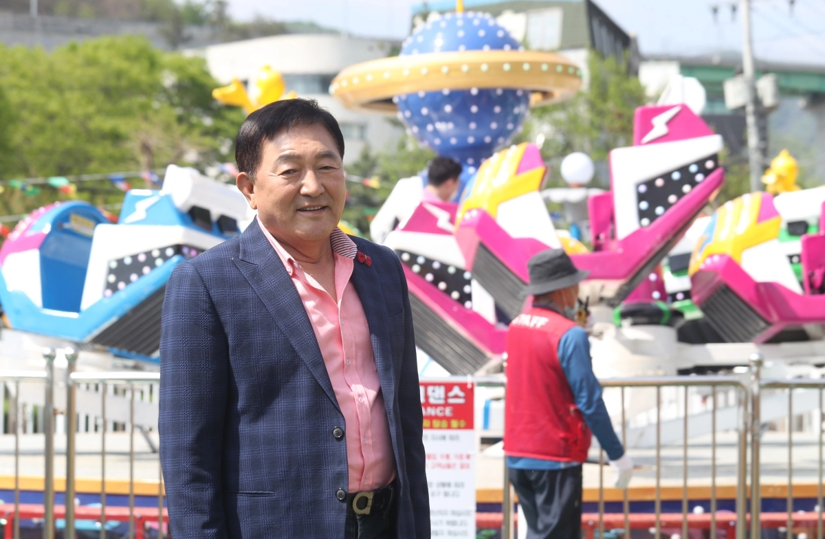 배우 임채무가 경기도 양주시 장흥면 두리랜드 시설을 소개하고 있다. 2020.5.5 연합뉴스
