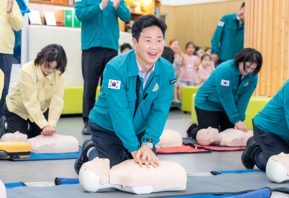 서울 강남구의회 이재진 의장이 지난 20일 강남구민회관에서  열린 민방공 대피 훈련에 참여해 심폐소생술 교육실습을 하고 있다. 사진: 강남구의회 제공.