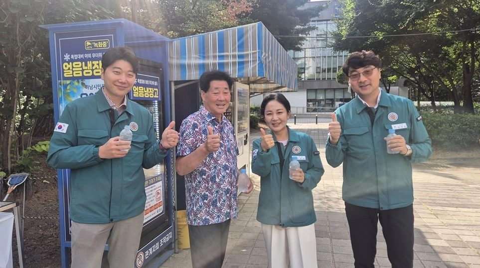 하남시의회 이정연·조창민·정경섭 의원이 폭염 대비 야외 무더위 쉼터 ‘하남시민을 위한 오아시스’를 찾아 운영상황을 살펴보고 시민들의 의견을 청취하고 있다. (사진=하남시의회 제공)
