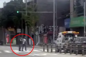 thumbnail - 거동 불편한 노인 ‘느릿느릿’…배달기사, 오토바이 내려서 한 행동