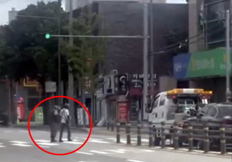 거동 불편한 노인 ‘느릿느릿’…배달기사, 오토바이 내려서 한 행동 [포착]