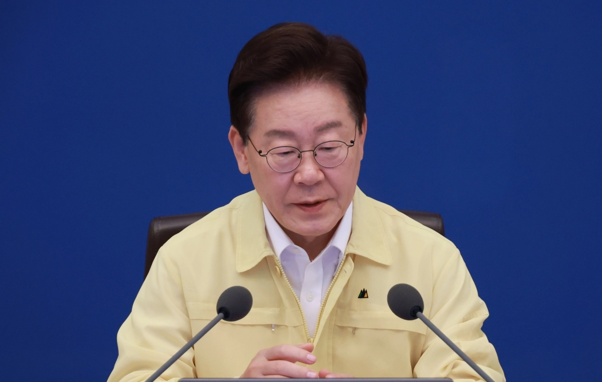 이재명 대통령이 20일 청와대에서 열린 수석보좌관회의 참석해 회의 시작을 기다리고 있다. 2026.8.20 연합뉴스