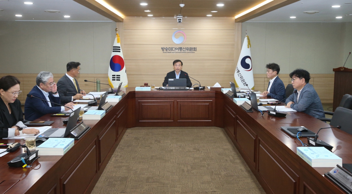 김종철 방송미디어통신위원장이 21일 정부과천청사에서 열린 ‘2026년 제29차 전체회의’를 주재하고 있다. 연합뉴스