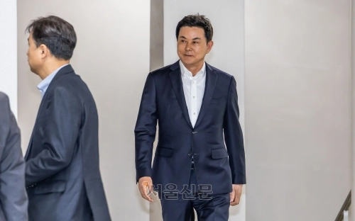 비상계엄 당시 국회의 계엄 해제 표결을 방해한 혐의로 기소된 추경호 국민의힘 의원의 4차 공판이 열린 5월 13일 서울 서초구 서울중앙지방법원에 김태호 국민의힘 의원이 증인으로 출석하고 있다. 이지훈 기자