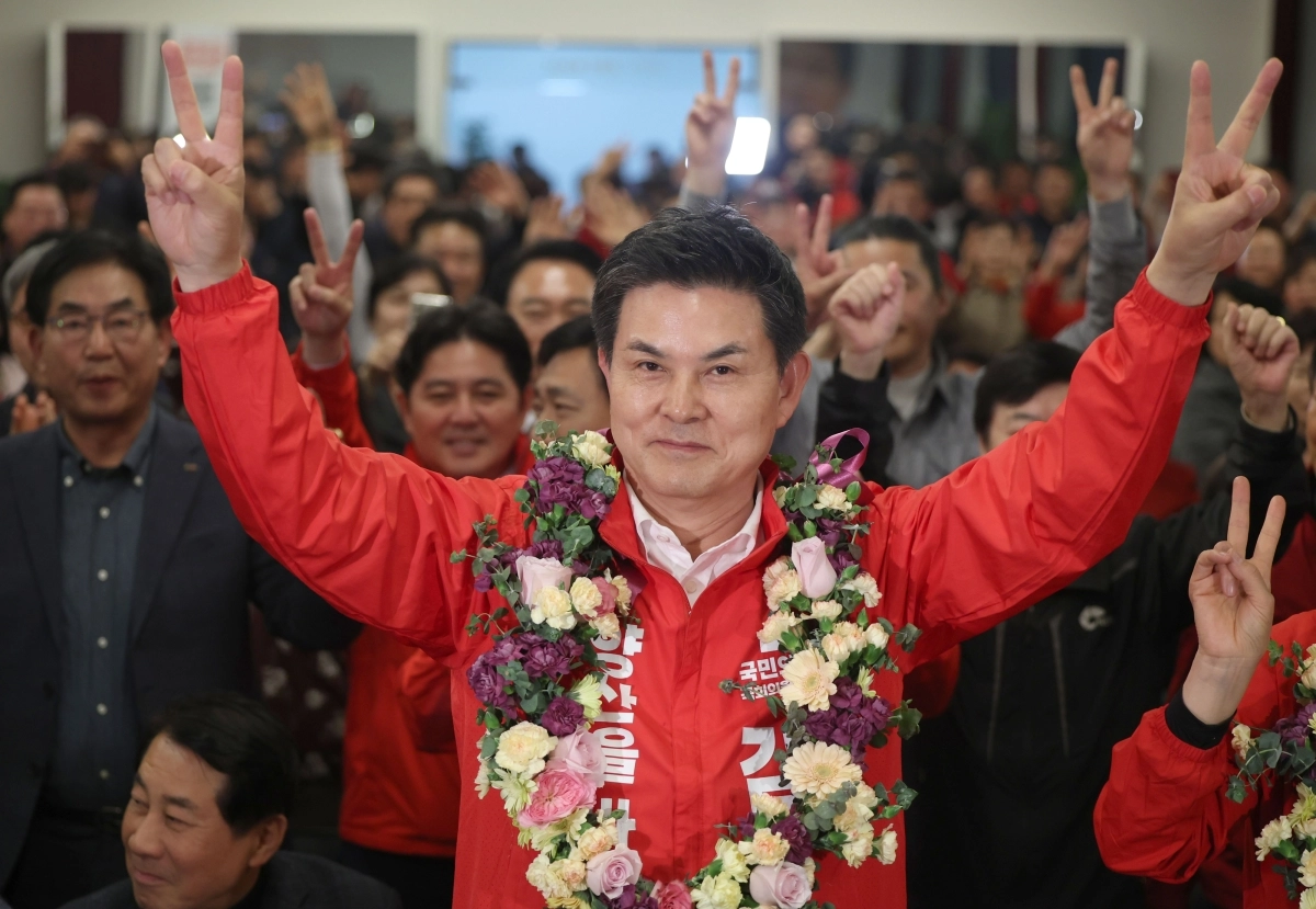 김태호 국민의힘 의원이  2024년 4월 11일 자신의 선거사무소에서 ‘당선 확실’이 뜨자 지지자에게 인사하고 있다. 양산 연합뉴스