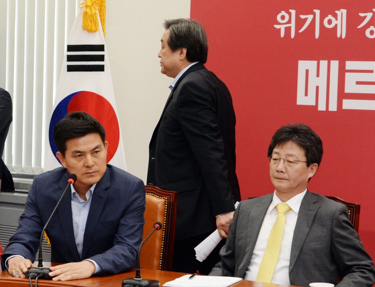 2015년 7월 2일 새누리당 최고위원회의에서 김태호 최고위원이 유승민 원내대표의 거취에 대하여 계속 이야기하자 김무성 대표가 회의장을 박차고 나가고 있다. 김명국 전문기자