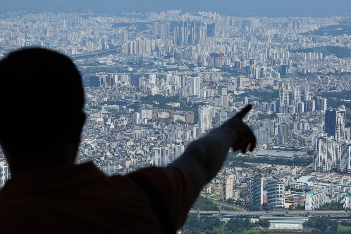지난 7일 서울 송파구 롯데월드타워 전망대 서울스카이에서 바라본 서울 시내 아파트 및 빌라 단지의 모습.  연합뉴스