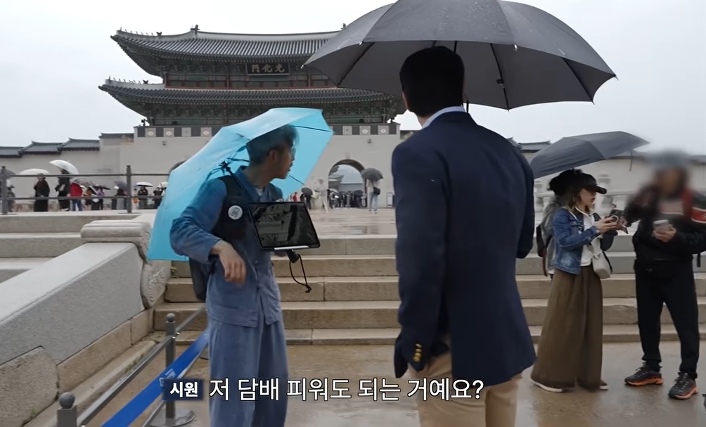 그룹 슈퍼주니어 멤버 겸 배우 최시원이 경복궁에서 담배를 피우려고 불을 붙이던 외국인을 직접 제지하는 모습이 포착됐다. 유튜브 채널 ‘최시원 Siwon Choi’ 캡처