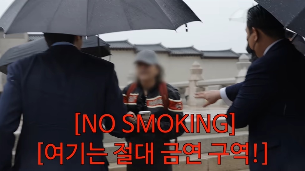 그룹 슈퍼주니어 멤버 겸 배우 최시원이 경복궁에서 담배를 피우려고 불을 붙이던 외국인을 직접 제지하는 모습이 포착됐다. 유튜브 채널 ‘최시원 Siwon Choi’ 캡처