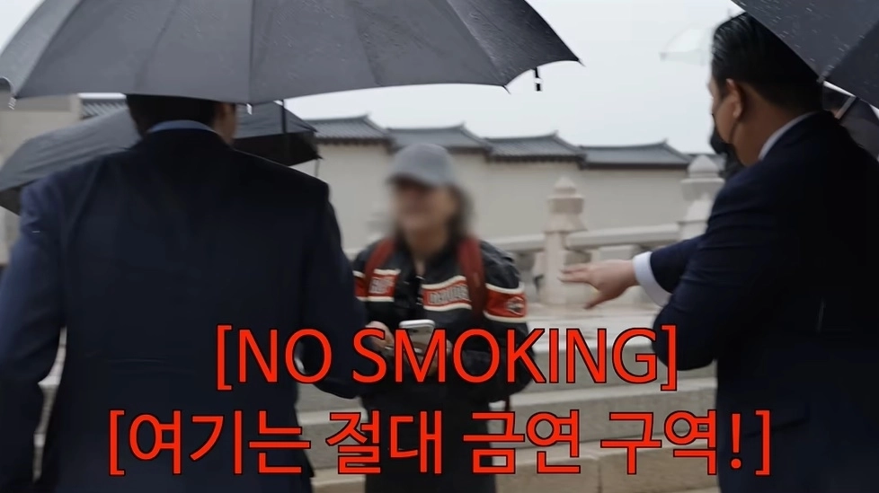 그룹 슈퍼주니어 멤버 겸 배우 최시원이 경복궁에서 담배를 피우려고 불을 붙이던 외국인을 직접 제지하는 모습이 포착됐다. 유튜브 채널 ‘최시원 Siwon Choi’ 캡처