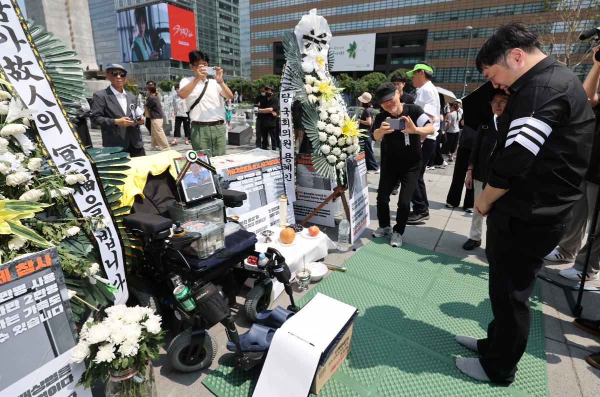 18일 서울 종로구 광화문광장에서 전국가습기살균제참사피해자연대가 연 기자회견이 끝난 뒤 고 서영철 대표의 유가족이 눈물을 흘리고 있다.  가습기 살균제 피해자인 서 대표는 지난 11일 기흉으로 서울대병원 응급센터를 찾았으나 69세의 나이로 사망했다. 연합뉴스