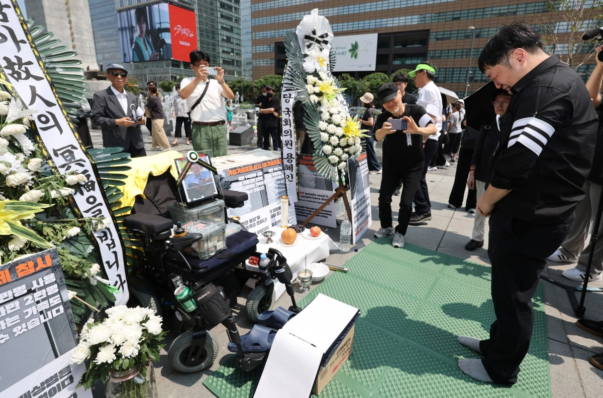 18일 서울 종로구 광화문광장에서 전국가습기살균제참사피해자연대가 연 기자회견이 끝난 뒤 고 서영철 대표의 유가족이 눈물을 흘리고 있다.  가습기 살균제 피해자인 서 대표는 지난 11일 기흉으로 서울대병원 응급센터를 찾았으나 69세의 나이로 사망했다. 연합뉴스