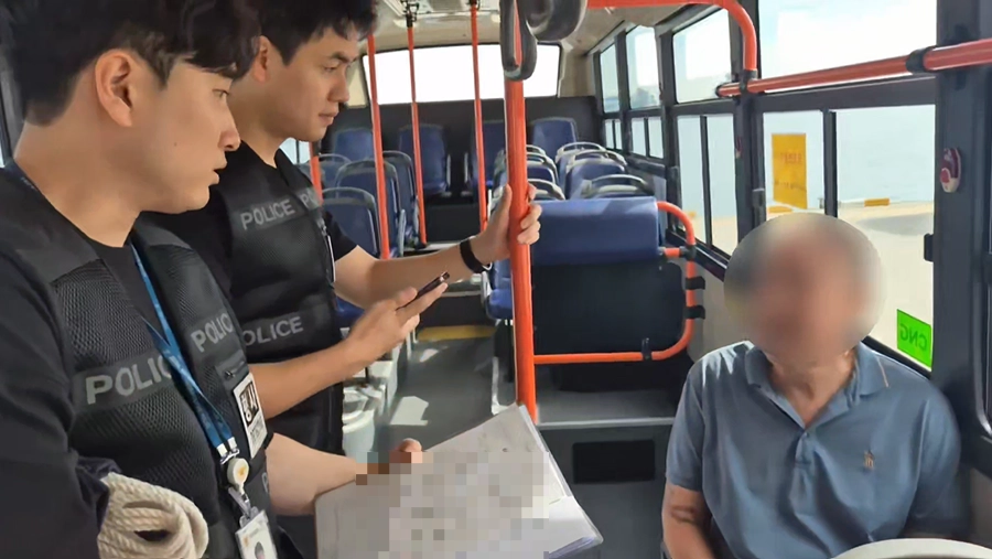 경찰이 지난 14일 인천항국제여객터미널에서 김씨를 체포해 호송하고 있다. 서울경찰청 제공