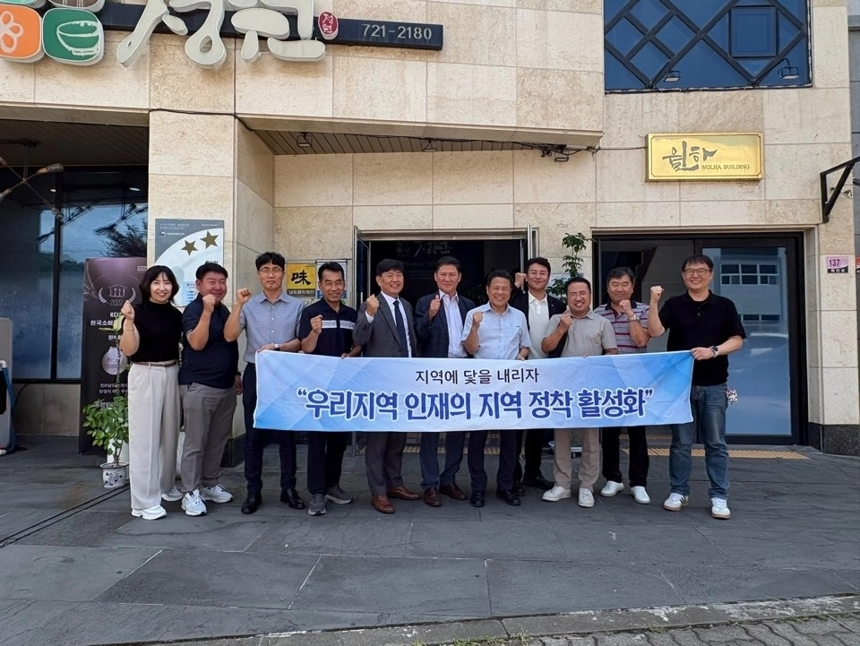 (사)전남뿌리기업협회와 국립순천대 앵커사업단이 해룡산단협의회 기업들과 간담회 후 기념 사진을 찍고 있다.