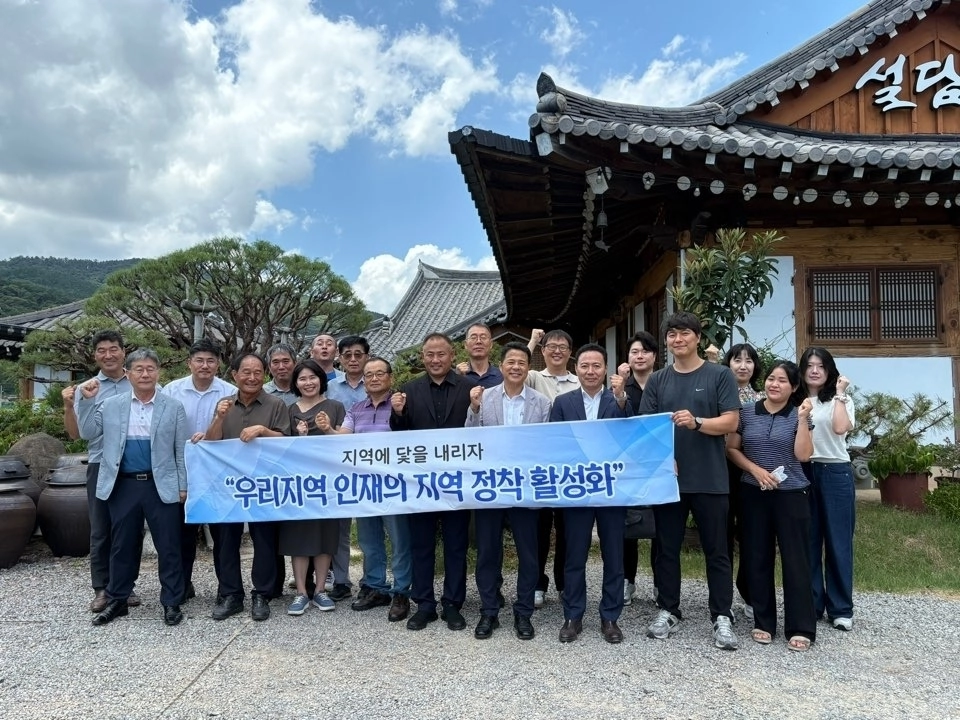 (사)전남뿌리기업협회와 국립순천대 앵커사업단이 광양익신산단협의회 기업들과 간담회 후 기념 사진을 찍고 있다.