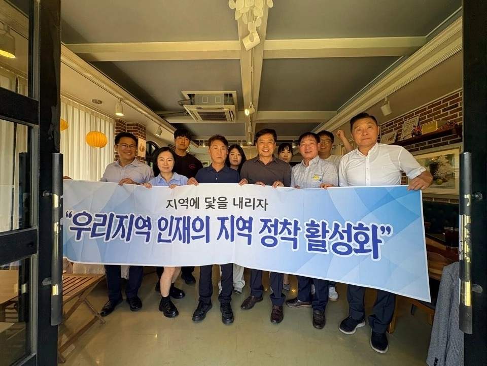 (사)전남뿌리기업협회와 국립순천대 앵커사업단이 광양신금산단협의회 기업들과 간담회 후 기념 사진을 찍고 있다.