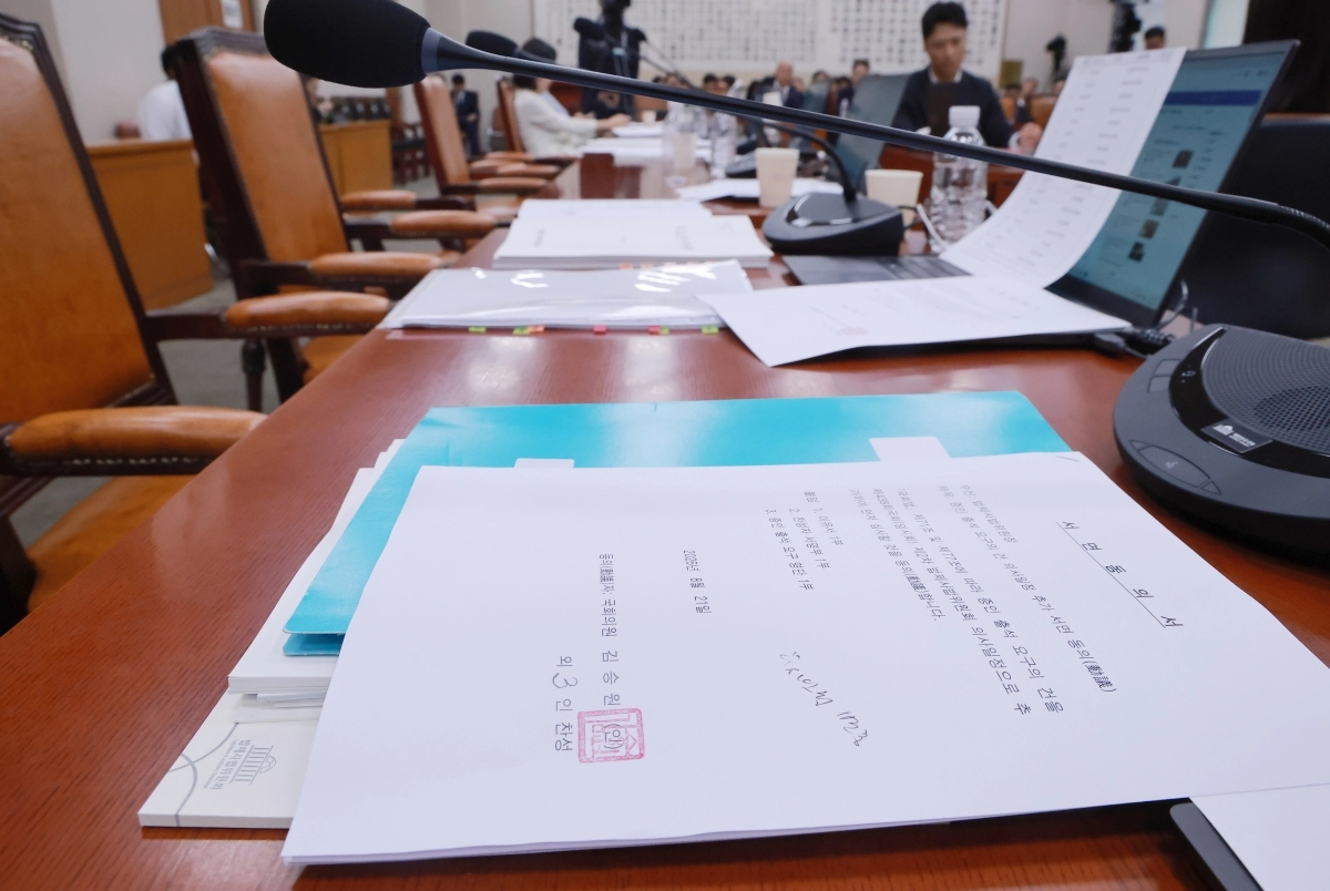 21일 국회 법제사법위원회 전체회의에서 국민의힘 법사위원들이 조희대 대법원장과 노경필 법원행정처장에 대한 증인 출석 요구의 건 처리에 반대하며 퇴장해 자리가 비어 있다. 국민의힘 법사위원 자리에 증인 출석 요구의 건 의사일정 추가 서면 동의(動議)서가 놓여 있다. 연합뉴스