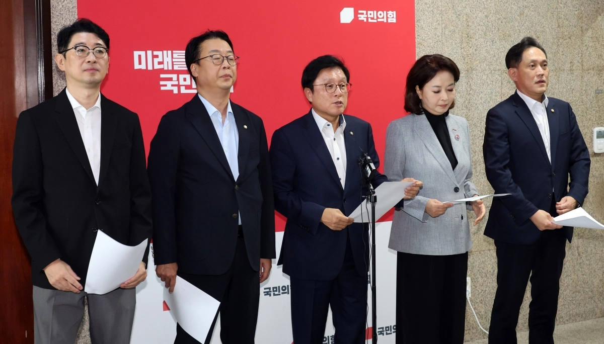 국회 법제사법위원회 야당 간사인 박형수(가운데) 의원을 비롯한 법사위 소속 국민의힘 의원들이 21일 여의도 국회에서 법사위 상황관련 기자회견을 하고 있다. 뉴시스