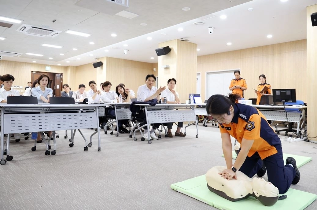 위급 상황을 대비해 훈련을 선보이는 소방대원. 서울시의회 제공
