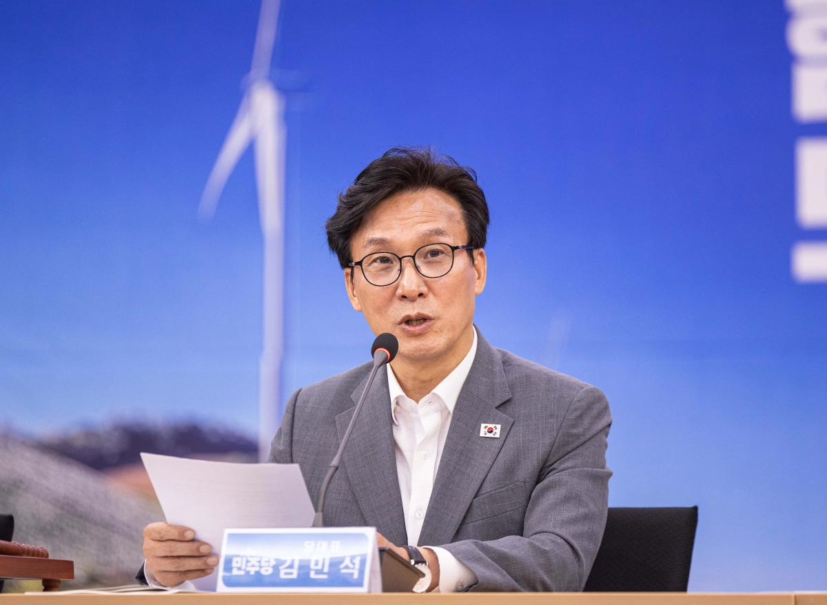 김민석 더불어민주당 대표가 21일 강원 강릉시청에서 열린 민주당 최고위원회의에서 모두 발언을 하고 있다. 강릉 뉴시스