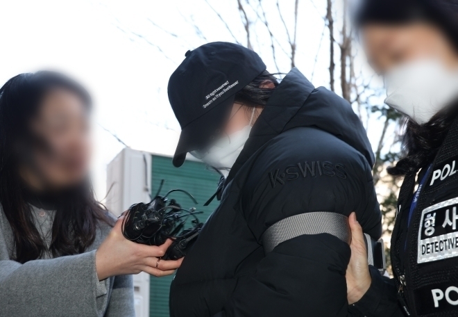 A씨가 지난 7일 오후 구속 전 피의자 심문(영장실질심사)이 열리는 인천지법에 들어서고 있다. 연합뉴스