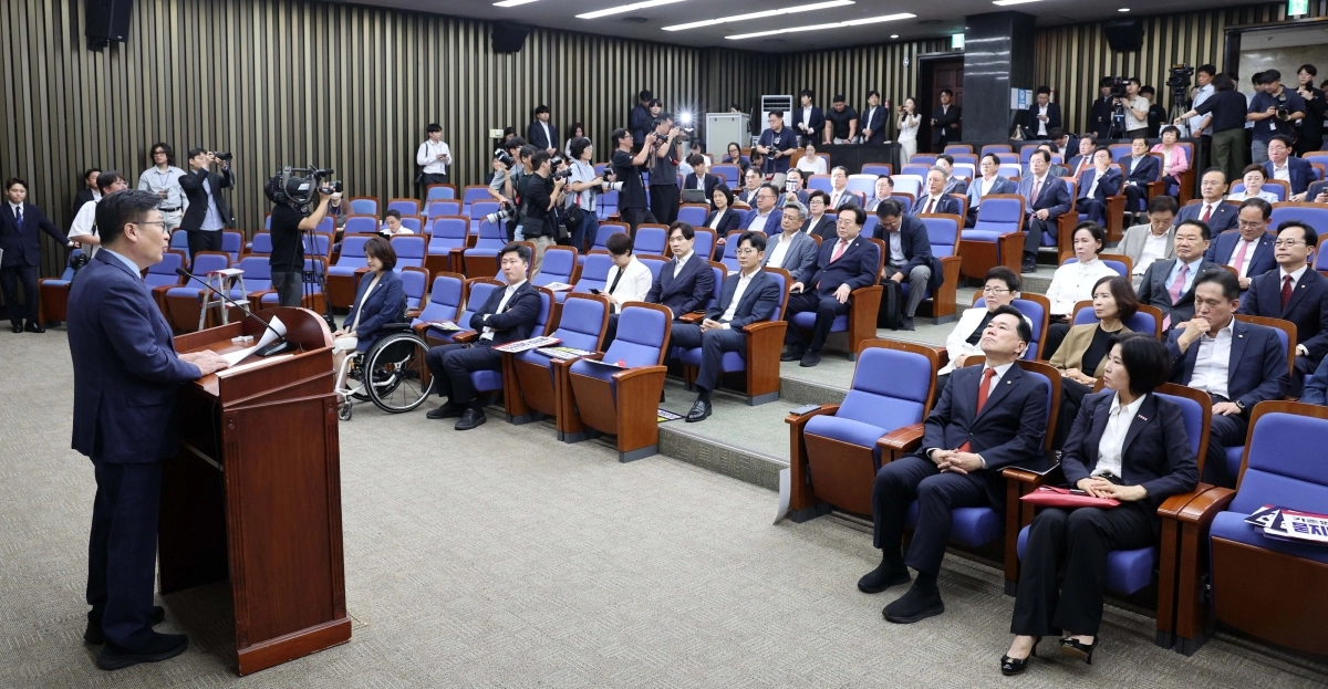 정점식 국민의힘 원내대표가 21일 서울 여의도 국회에서 열린 의원총회에서 발언하고 있다. 뉴시스