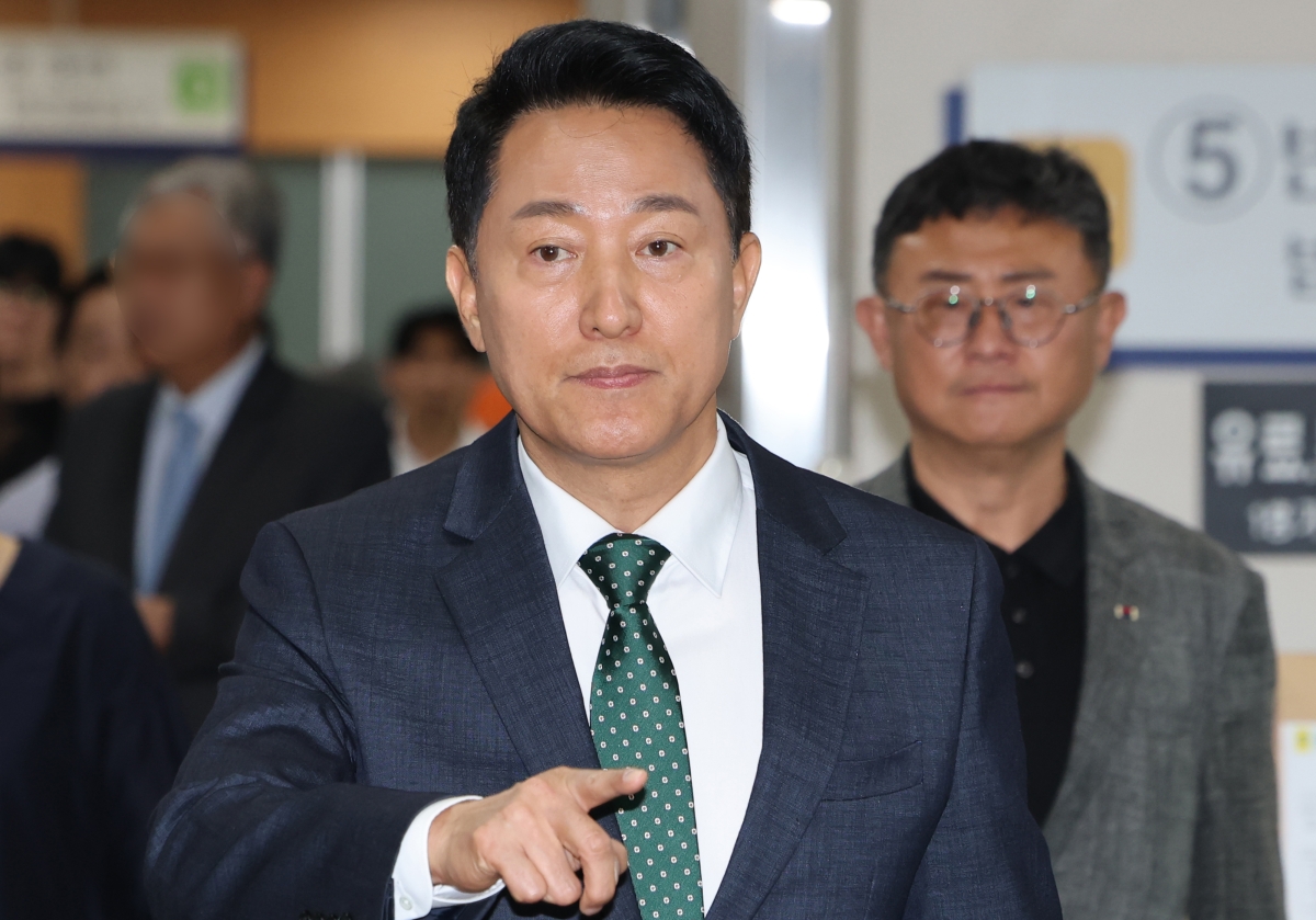 오세훈 서울시장이 21일 서울 서초구 서울고등법원에서 열린 정치자금법 위반 혐의 항소심 첫 공판에 출석하고 있다. 연합뉴스