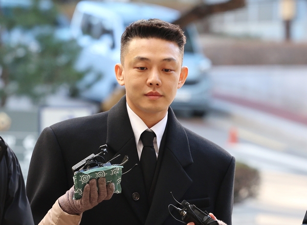 마약류 상습 투약 혐의를 받은 배우 유아인(본명 엄홍식)이 2024년 1월 23일 오전 서울 서초구 서울중앙지법에서 열린 1심 공판에 출석하고 있다. 연합뉴스