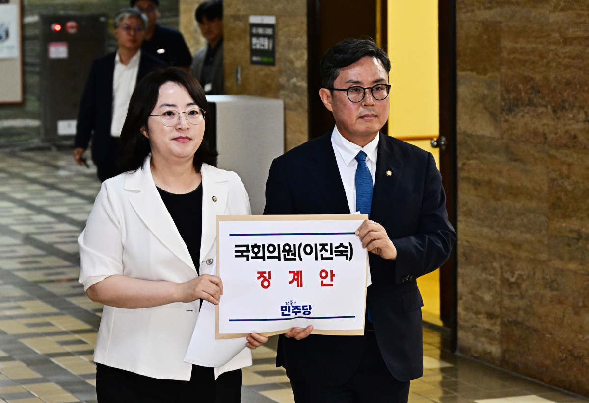 이주희(왼쪽) 민주당 원내대변인과 안도걸 전남광주시당위원장 21일 국회 의안과에 국민의힘 이진숙 의원에 대한 징계안을 제출하기 위해 이동하고 있다. 연합뉴스