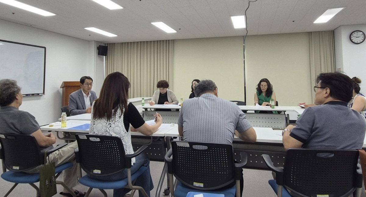 ▲유필선 의원이 여주시사회적공동체지원센터에서 관계자들과 마을공동체 지원 현황 및 활성화 방안을 논의하고 있다. (사진=경기도의회)