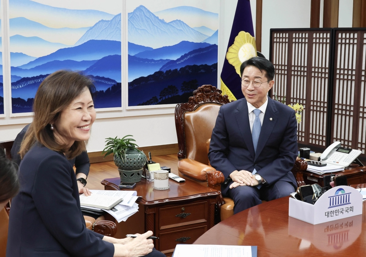조정식 국회의장이 21일 국회의장실을 찾은 미셸 스틸 주한미국대사와 환담하고 있다. 국회사진기자단