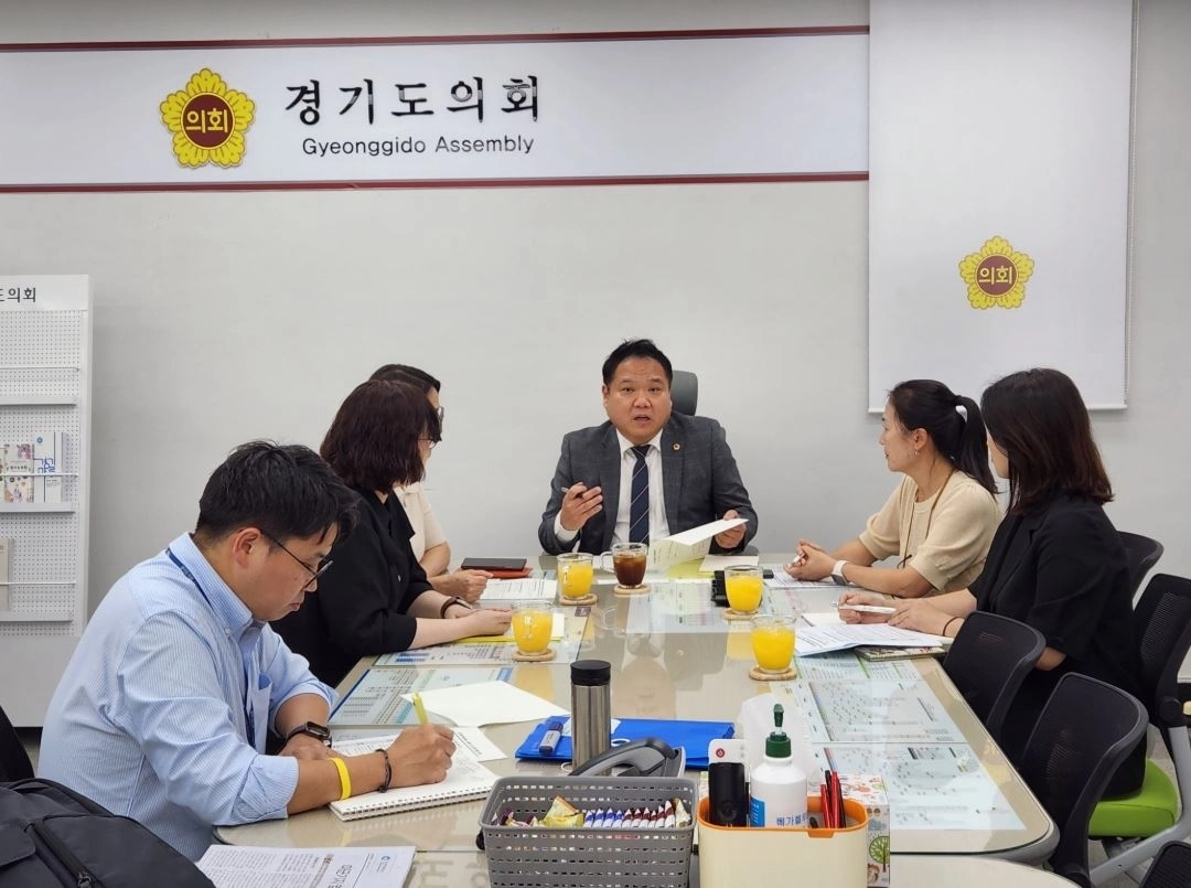 ▲ 지난 20일 경기도의회 의정부상담소에서 (재)경기도교육연구원 관계자들을 만난 조병진 의원(사진=경기도의회)