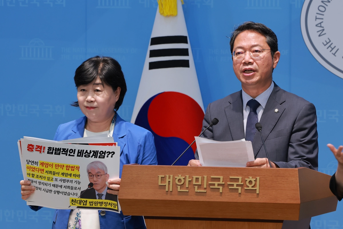 국회 법제사법위원회 여당 간사인 김승원(오른쪽) 더불어민주당 의원이 지난 7일 국회 소통관에서 열린 기자회견에서 조희대 대법원장을 비판하는 내용의 성명을 읽고 있다. 왼쪽은 서영교 법사위원장. 연합뉴스