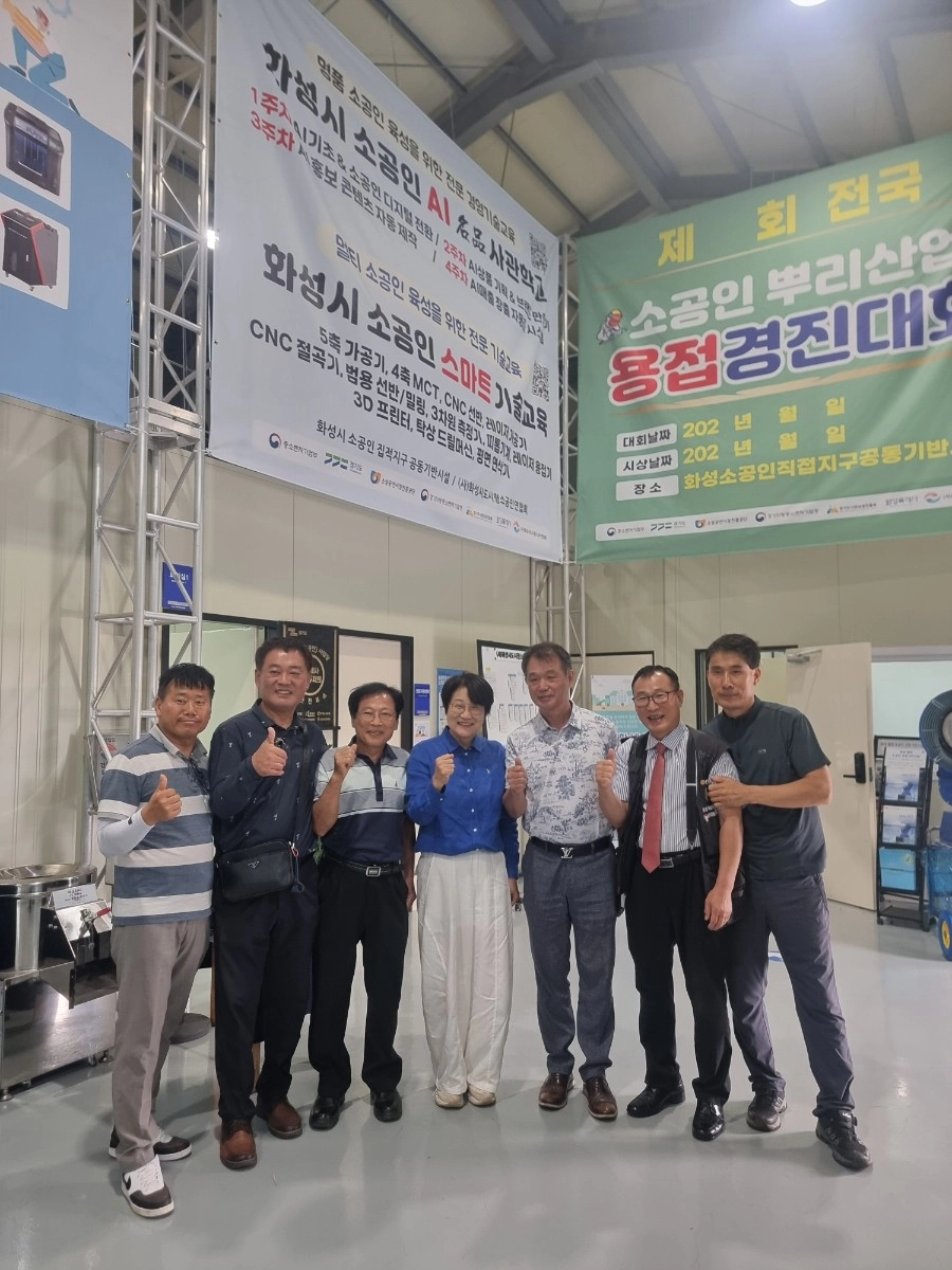 ▲신미숙 의원이 화성지역 소공인협회 및 관계자들이 화성시 소공인 집적지구 공동기반시설에서 현장 간담회를 마친 뒤 기념촬영을 하고 있다. (사진=경기도의회)