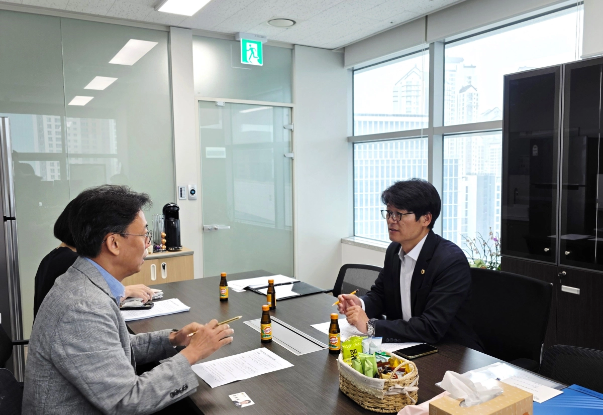 ▲장송회 의원이 도의회 의원실에서 경기도 택지개발과 관계자로부터 개발이익 도민환원기금 운용 현황에 대한 업무보고를 받고 있다. (사진=경기도의회)