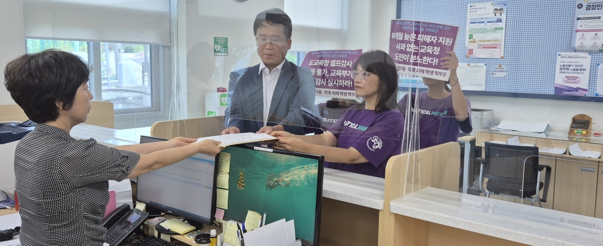 김숙영 정치하는엄마들 공동대표와 서성민 변호사가 21일 제주경찰청을 찾아 제주 서귀포의 한 초등학교 투신시도 사건 은폐 관련 전현직 제주도교육감, 도교육청, 교육지원청, 학교 관계자 등 전원에 대한 고발장을 접수하고 있다. 제주 강동삼 기자