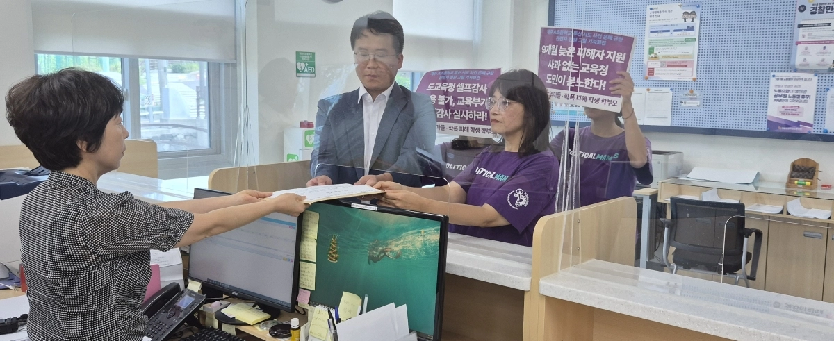 김숙영 정치하는엄마들 공동대표와 서성민 변호사가 21일 제주경찰청을 찾아 제주 서귀포의 한 초등학교 투신시도 사건 은폐 관련 전현직 제주도교육감, 도교육청, 교육지원청, 학교 관계자 등 전원에 대한 고발장을 접수하고 있다. 제주 강동삼 기자