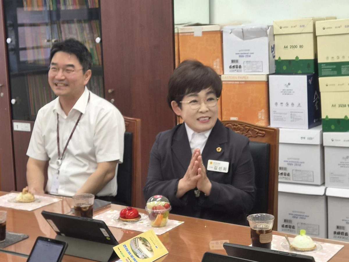 ▲김선희 교육기획위원회 부위원장이 20일 용인 매봉초등학교에서 열린 현장 정담회에 참석해 학부모 및 학교 관계자들과 교육 현안을 논의하고 있다. (사진=경기도의회)