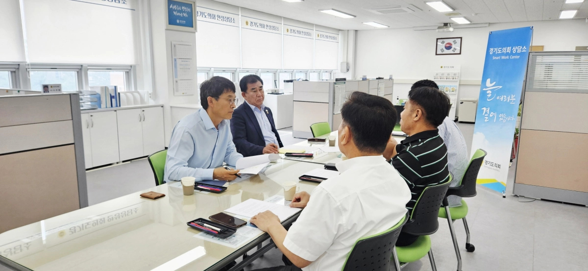 ▲경기도의회 백승기 의원과 이주현 의원이 19일 도의회 안성상담소에서 안성시장애인체육회 관계자들과 안성 지역 장애인 생활체육 활성화 방안을 논의하고 있다. (사진=경기도의회)