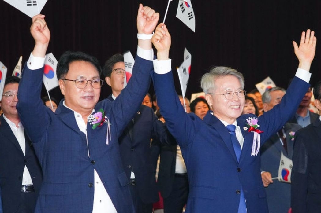 민형배 전남광주특별시장(오른쪽)과 송형곤 전남광주특별시의회 의장(왼쪽)이 지난 15일 제81주년 광복절 경축식에서 만세삼창을 하고 있다. 전남광주통합특별시 제공