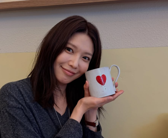 ♥하트컵 들고 ‘활짝’…수영, 결별 후 ‘깜짝 데이트’ 포착