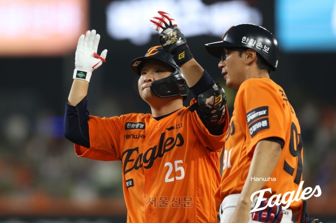 와, 한화 방망이는 도대체…0:9→15:11 대역전승 연패 화끈하게 끊었다