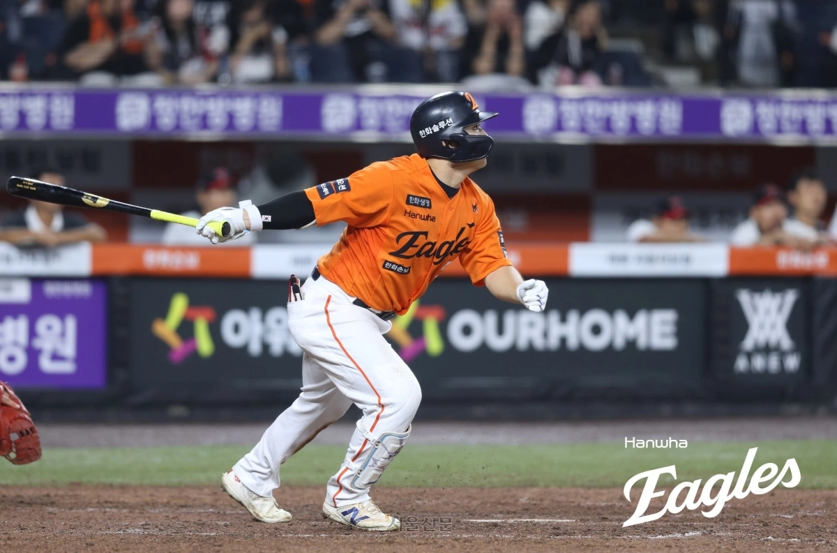 한화 이글스 문현빈이 21일 대전 한화생명 볼파크에서 열린 한화와 LG 트윈스의 경기에서 안타를 날리고 있다. 2026.8.21 한화 이글스 제공