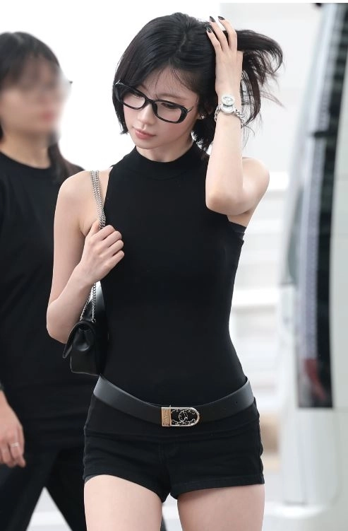 아사, 공항패션은 핫팬츠