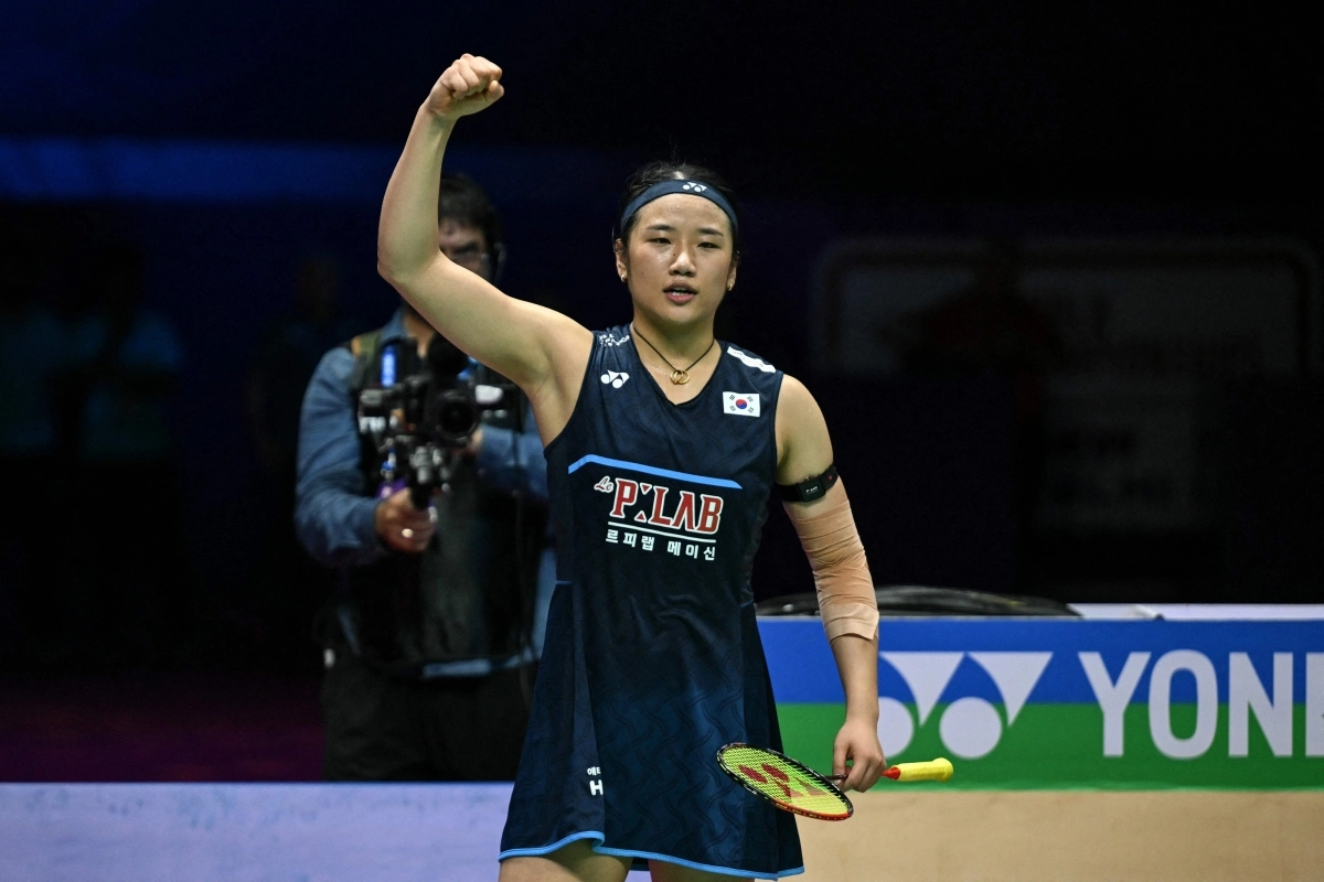 안세영이 22일 인도 뉴델리에서 열린 2026 세계배드민턴연맹(BWF) 세계선수권대회 여자 단식 준결승에서 중국의 왕즈이를 꺾은 뒤 주먹을 불끈 쥐고 기뻐하고 있다. 2026.8.23 뉴델리 AFP 연합뉴스