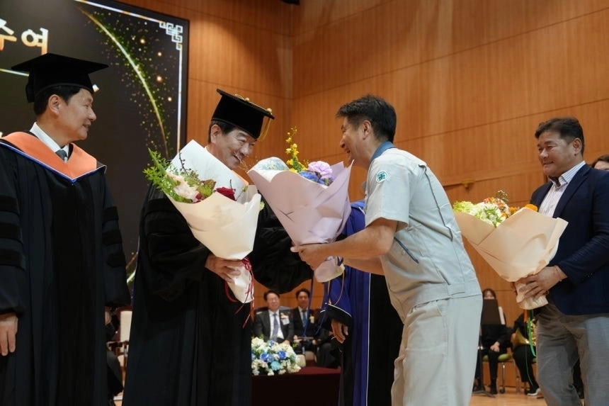 최평규 SNT그룹 회장이 21일 국립창원대학교에서 열린 ‘통합 학위수여식’에서 명예공학박사 학위를 받고 있다. 2026.8.23. SNT다이내믹스