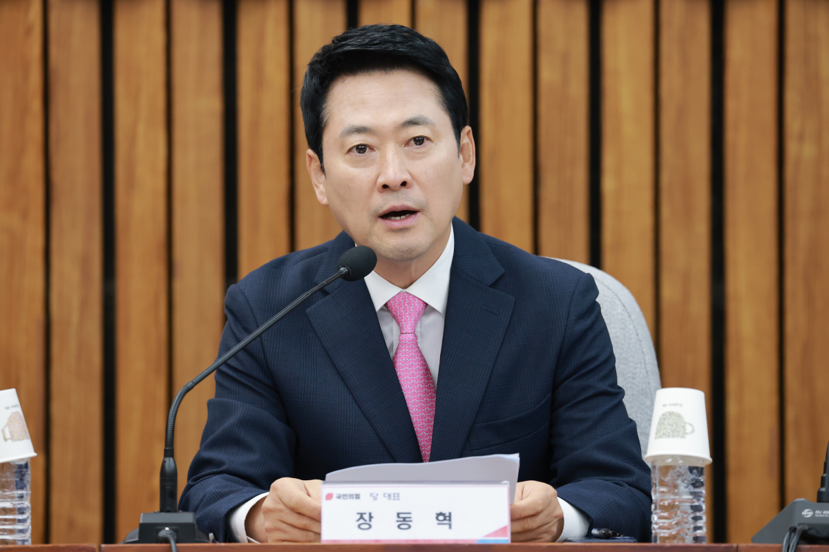 국민의힘 장동혁 대표가 20일 국회에서 국민의힘 정책위원회와 여의도연구원이 연 이재명 정부 2년차 평가 토론회 ‘벼랑 끝 서민·중산층, 흔들리는 대한민국’에 참석해 인사말하고 있다. 연합뉴스