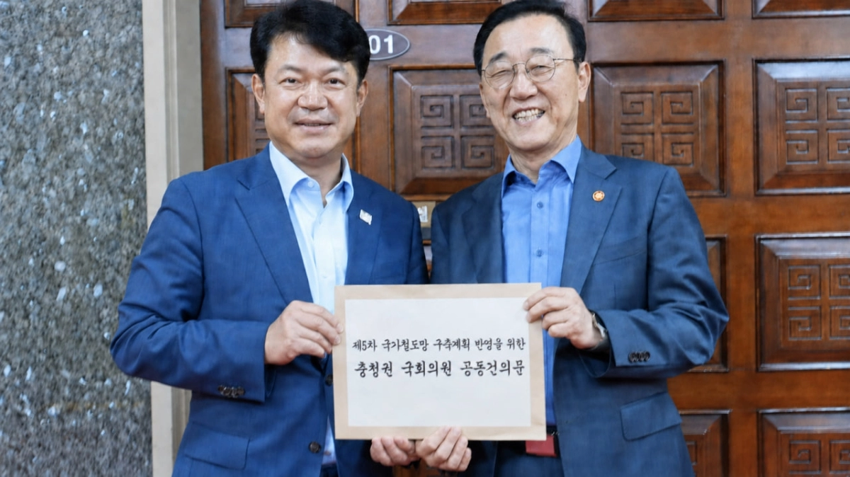 민주당 복기왕 국회의원(아산시갑)이 충청권 지역 국회의원 16명을 대표해 김윤덕 국토교통부 장관에게 ‘제5차 국가철도망 구축계획’ 반영을 위한 공동 건의문을 전달하고 있다. 충남도 제공
