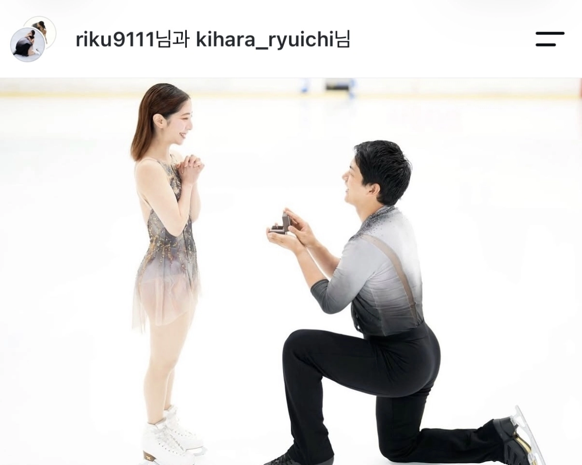 2026 밀라노·코르티나 동계올림픽 피겨스케이팅 페어 금메달리스트 기하라 류이치가 빙판 위에서 무릎을 꿇고 미우라 리쿠에게 청혼하고 있다. 인스타그램 캡처